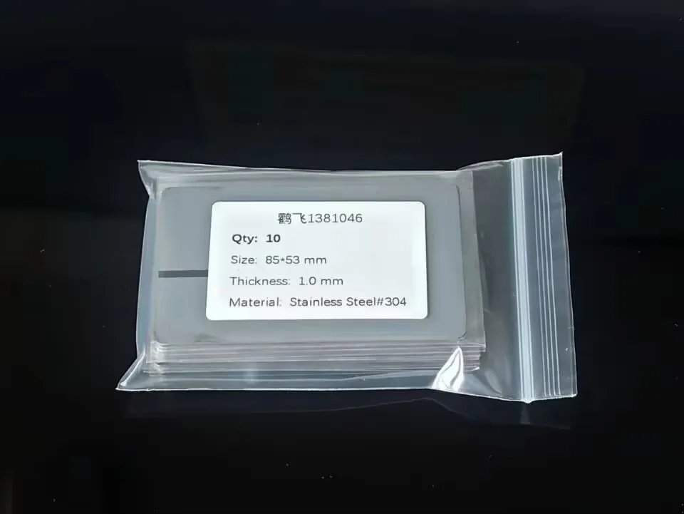 Verpakking met 10 roestvrijstalen visitekaartjes met een metalen spiegelafwerking aan één zijde, afmeting 85x53 mm, geschikt voor lasergravure.