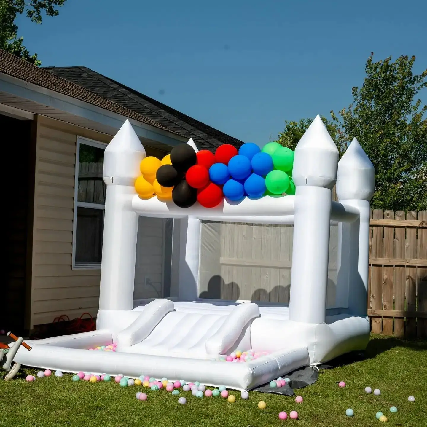 Casa di rimbalzo bianca al 100% in PVC morbido per bambini con pallina scorrevole Personalizzazione del partito Mini castello gonfiabile gonfiabile con ventilatore