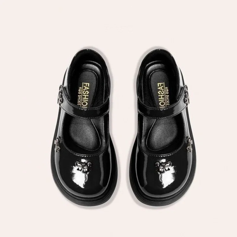 

2026NewFashionGirlsShinyPatentLeatherMaryJaneFlats,VelcroStrapRoundToeSoftSoleShoeswithMetalBowforPartyPerformanceSchool