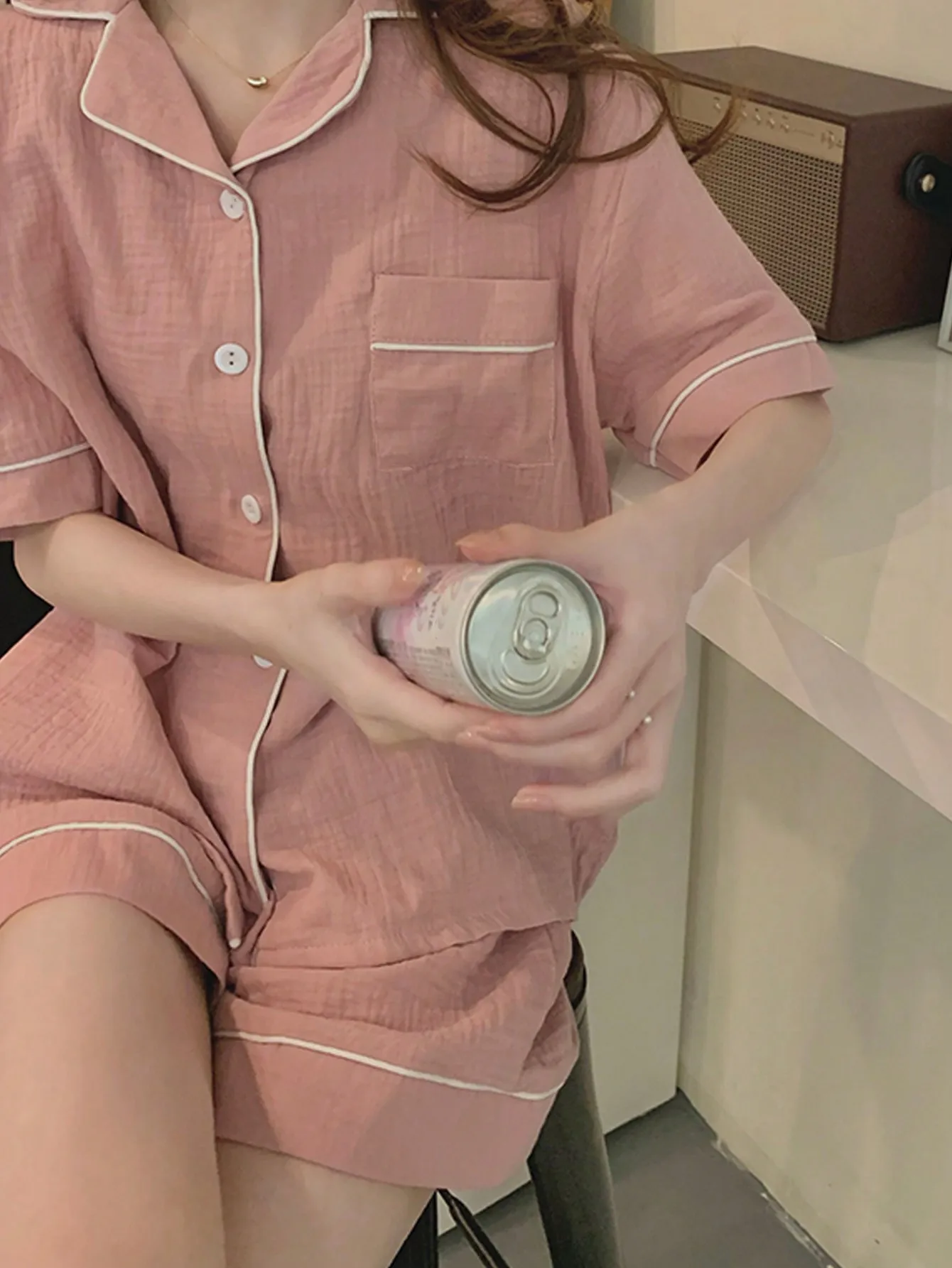 

Розовый свободный пижамный комплект с белой окантовкой, топ с короткими рукавами и шорты