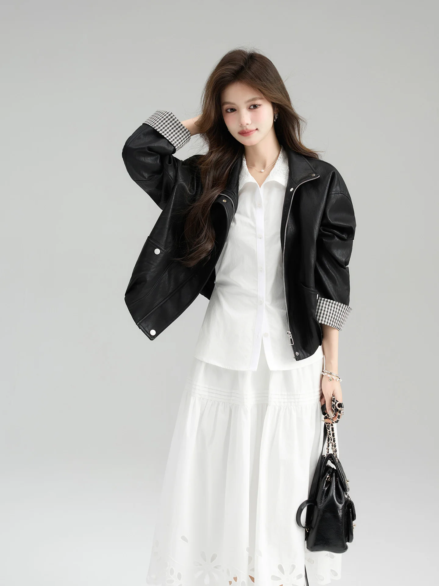 甘くてクールなスタイルのショート丈ブラックレザージャケット レディース 2026年春新作 袖ジッパーデザイン ストレートチューブタイプ