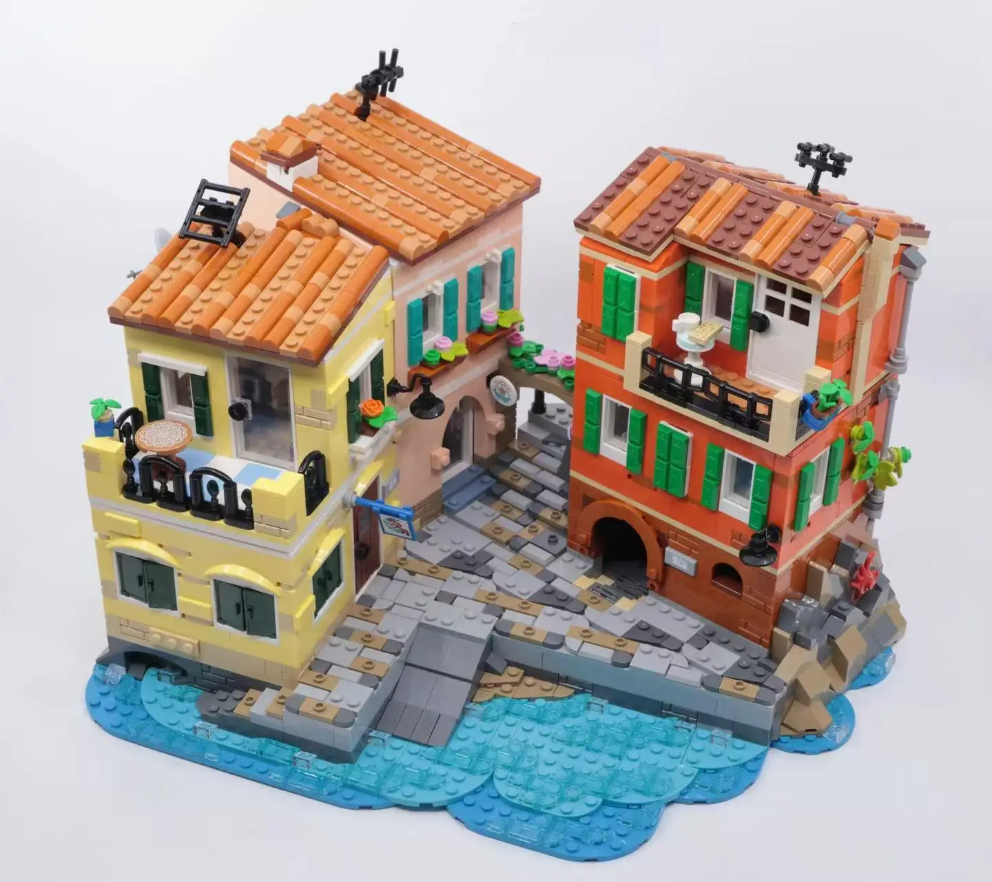 โมเดลอาคารโมดูลาร์ MOC สวนน้ำริเวียร่าแห่งลิกูเรีย สไตล์สถาปัตยกรรมยุโรป ของเล่นตัวต่อบล็อกสำหรับเด็ก แนวไอเดียจากถนนในเมืองอิตาลี