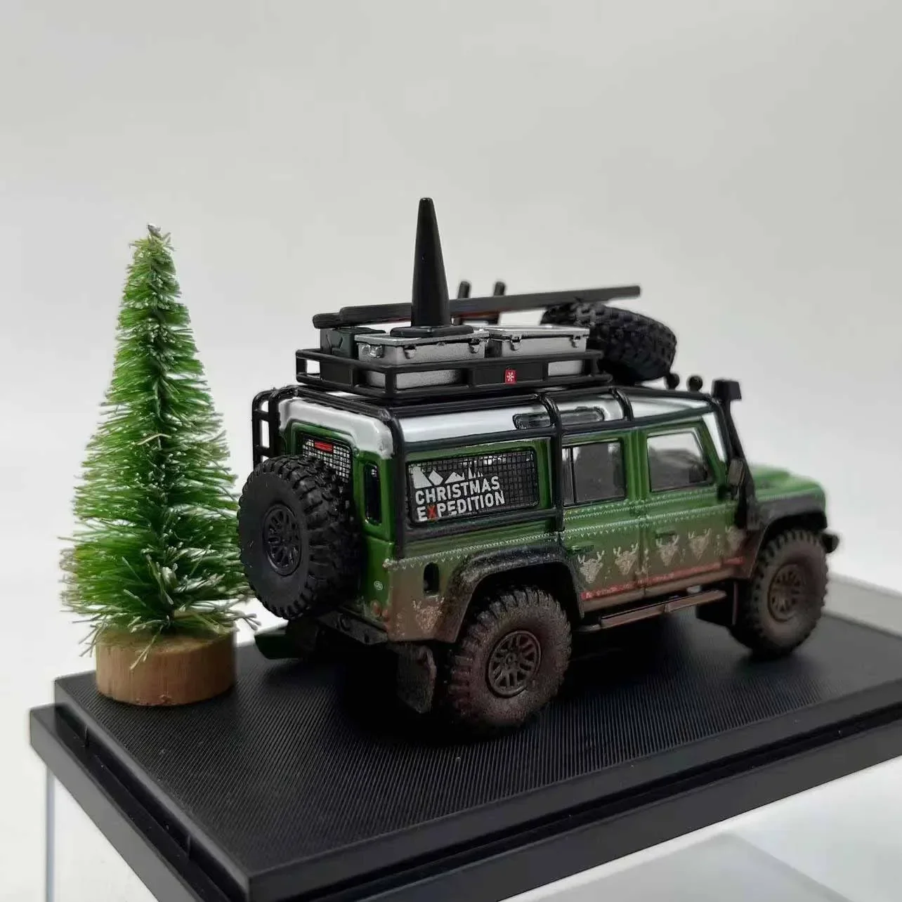 Diecast 1:64 Defender 110 Car Christmas Car Model with Christmas Tree Die-Cast & Toys Adult Fans Collectible Souvenir Gifts