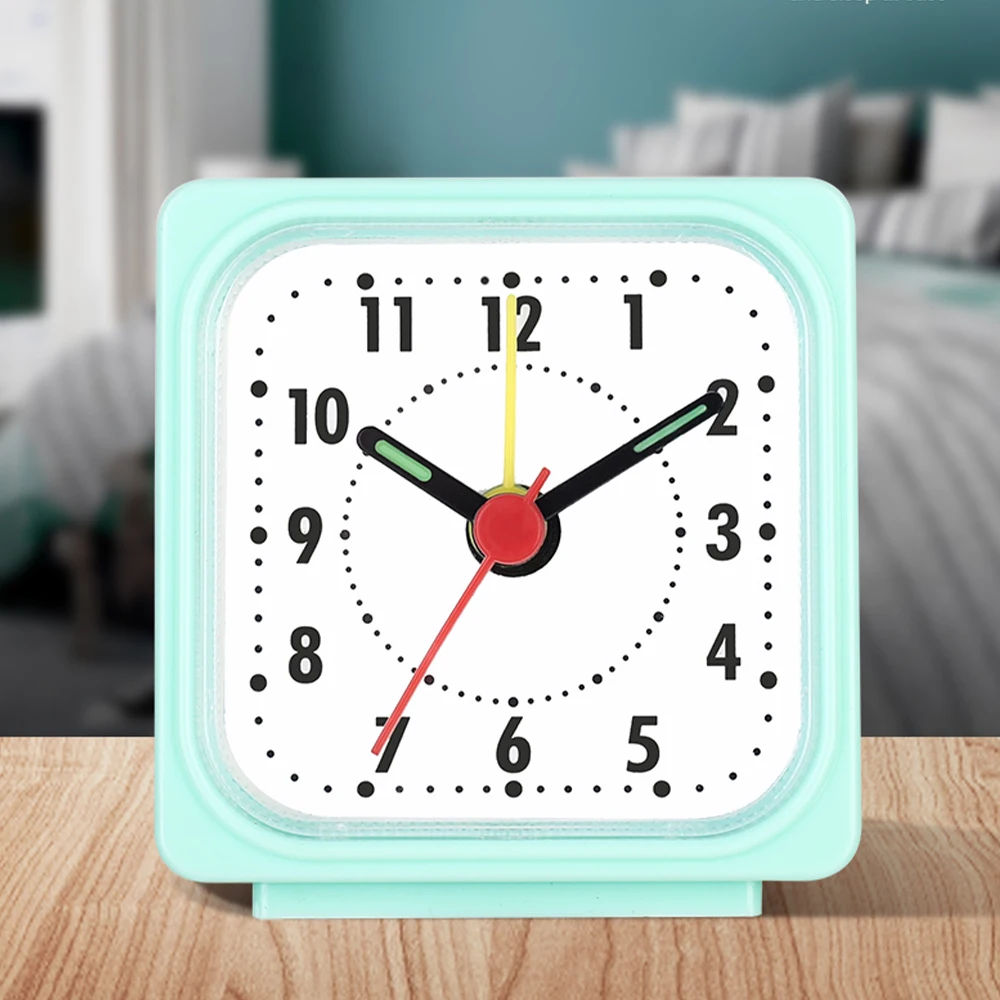 Quadratischer Wecker für den Nachttisch, kleiner, klarer Acrylrahmen, bunte Zeiger, Quarzwerk für genaue Zeit, Schreibtischuhr für Schlafzimmer