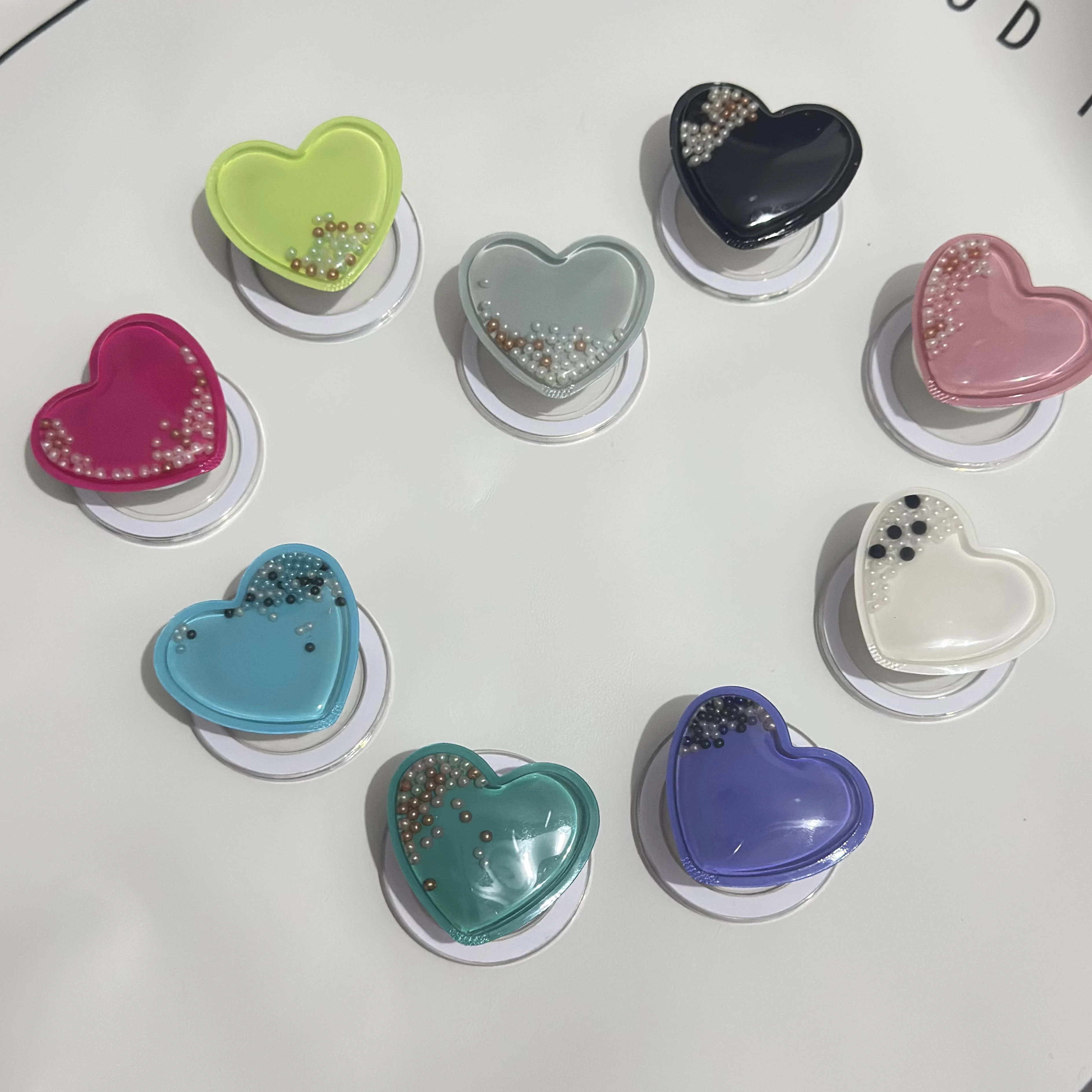 Nowy magnetyczny uchwyt na telefon Ins w kształcie serca, z efektem ruchu piasku, popularny na całym świecie, jest kochany przez każdego.