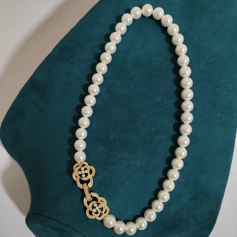 Exquisite doppelte Kamelien-Schnalle aus Glas mit künstlichen Perlen, kurze Kette, Halsband-Schmuck – Detail 6