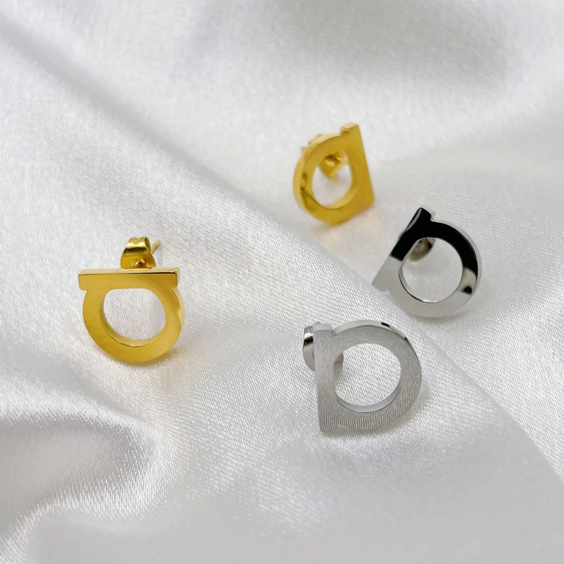 Edelstahl-Ohrringe mit Buchstabe D, schlichtes Design, vergoldete Farbe, modischer, vielseitiger Schmuck, Party-Accessoires