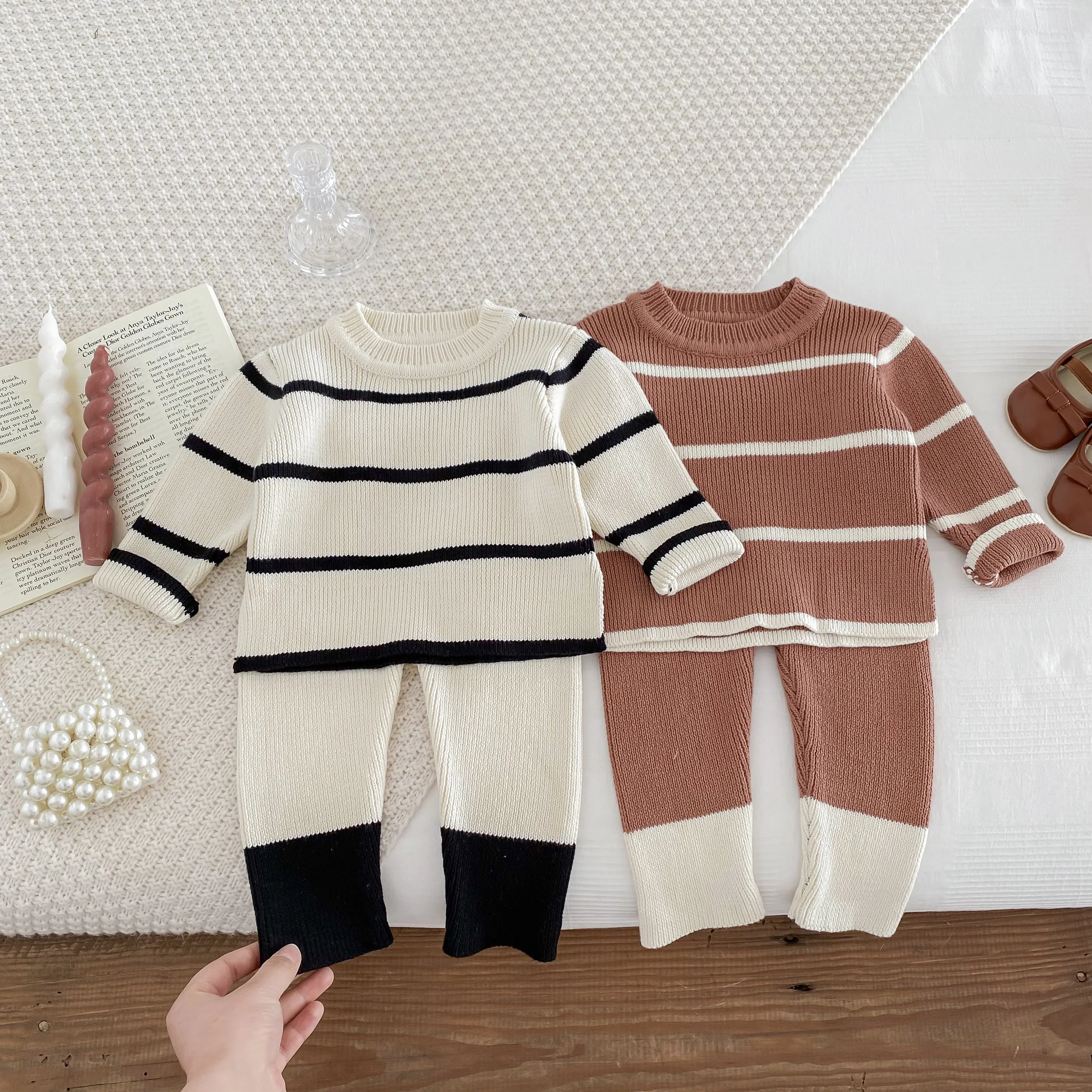 Herbstliches Strickpullover-Set für Babys, Jungen und Mädchen, lockeres, gestreiftes Oberteil mit modischen Hosen mit Patchwork-Muster. – Detail 2