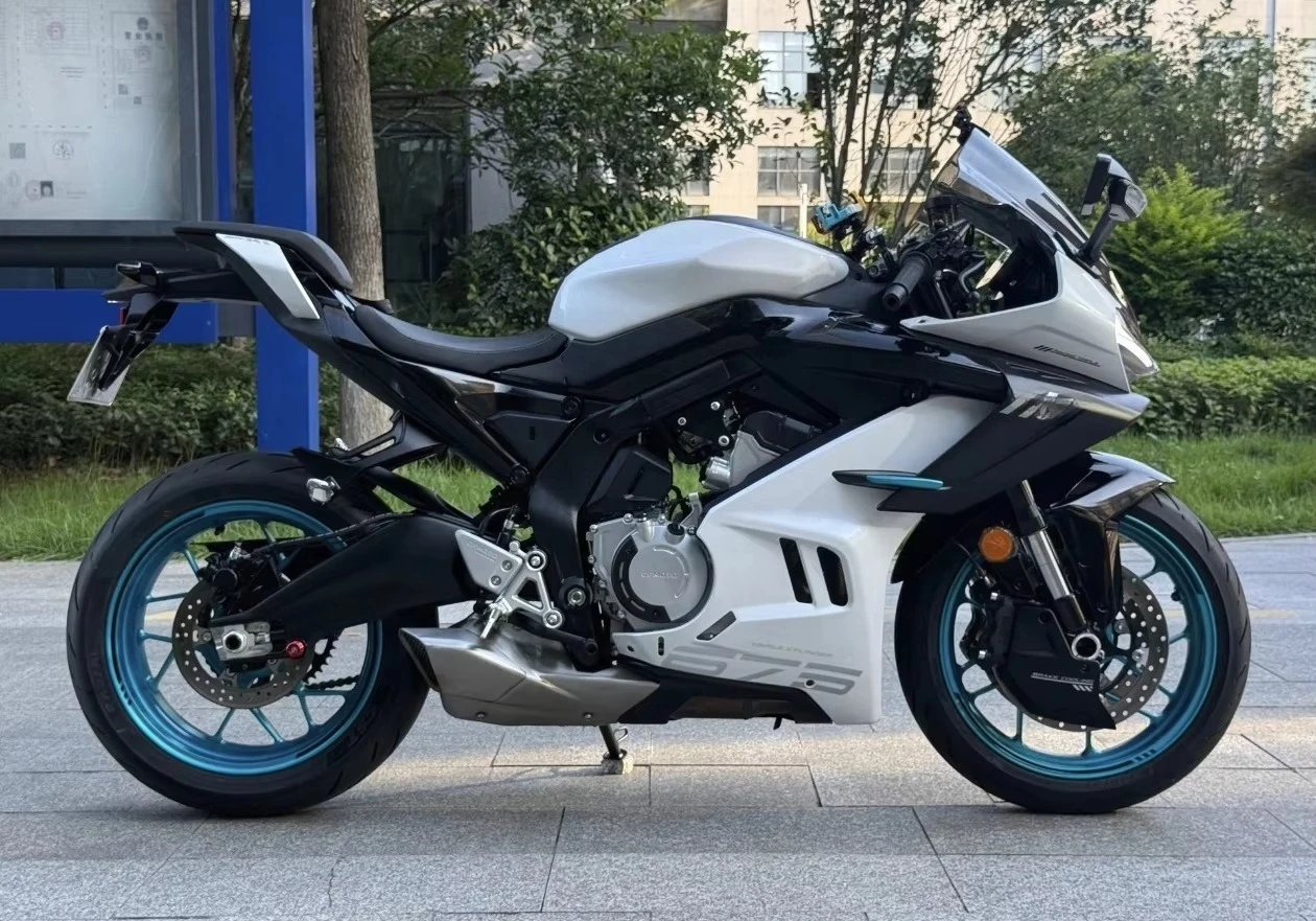 Rs 675SR-R 675cc Liquid-cooled inline three-cylinder super sports motorcycle with adjustable ABS system, ideal for street sports