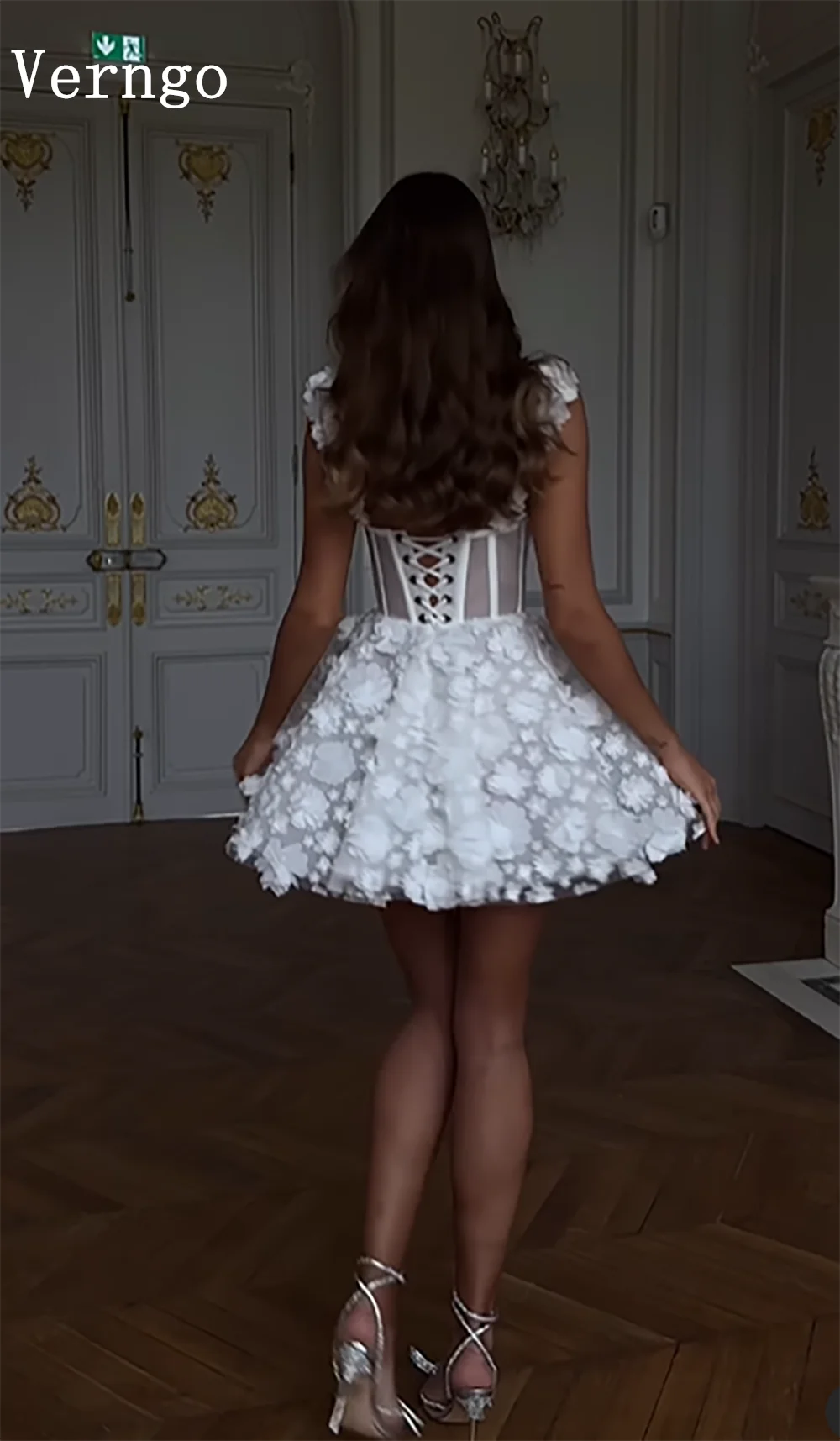 Verngo-Mini vestido de noche blanco con flores en 3D para mujer, escote en forma de corazón, vestido corto de graduación con cordones, elegante vestido de graduación personalizado