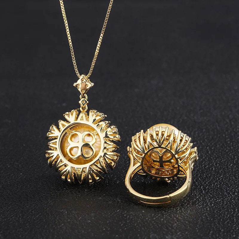 

Ювелирный набор: кольцо и подвеска с бусинами из золотистого перламутра и бриллиантами, 16 мм и 14 мм