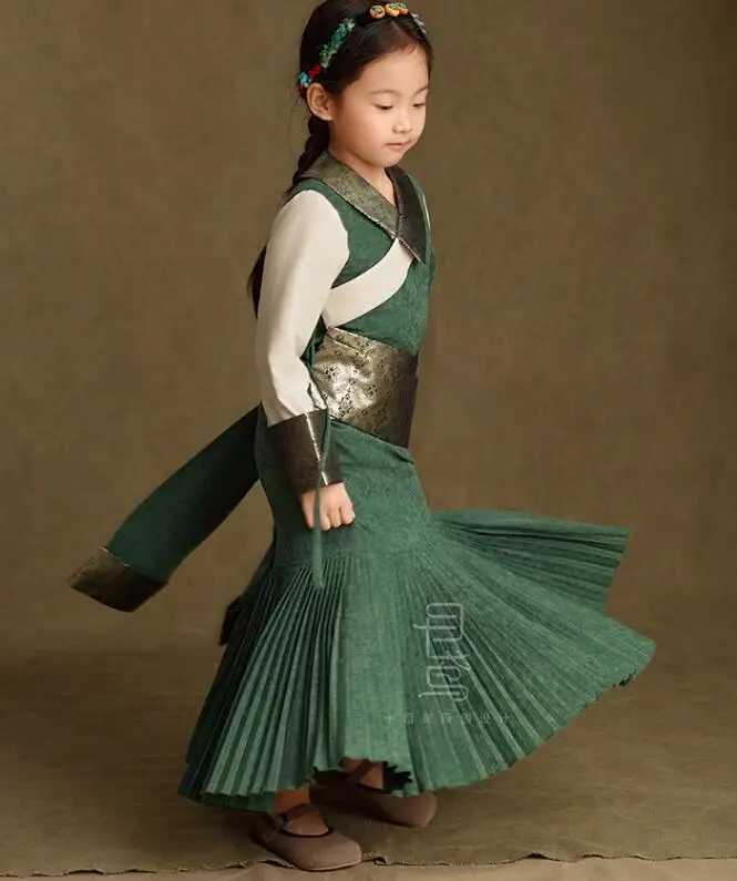 Chinese Tibetan Girl Pleated Skirt Green Performance Dance Costume