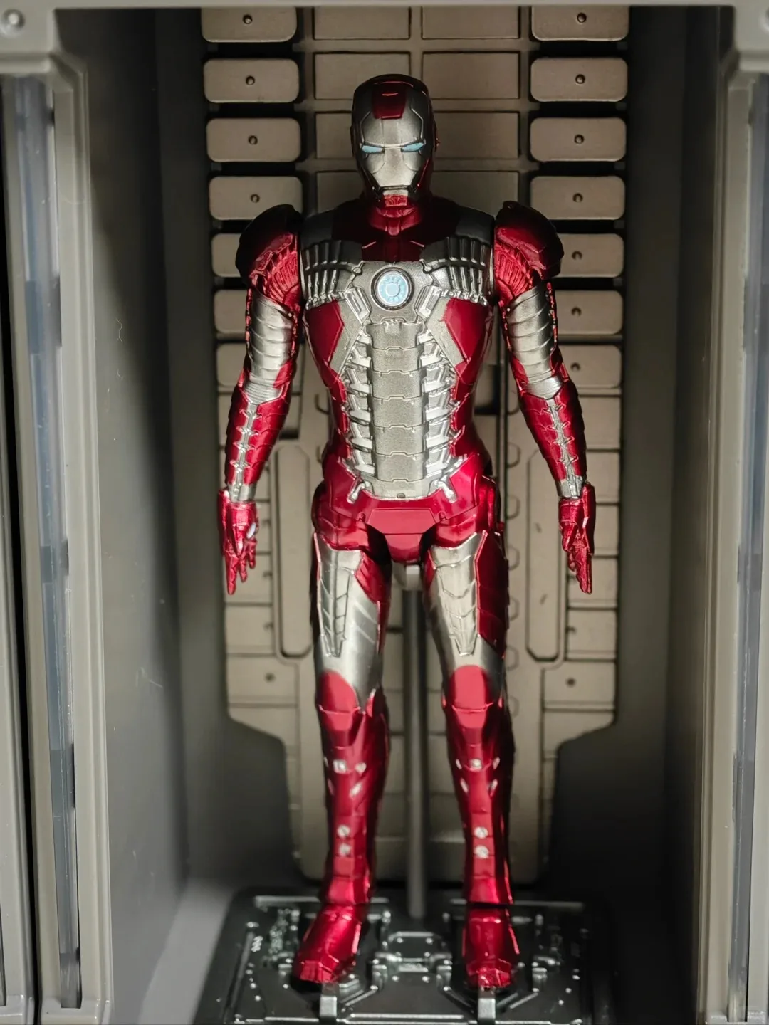 

1/10 Scale Zd Toys Iron Man Mk1 Mk2 Mk3 Hologram Garage Set Movable Figurine Collectible Handmade Model Toy For Adults