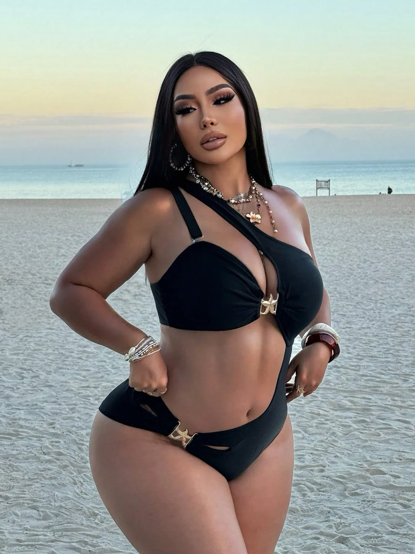 

Купальник на одно плечо больших размеров с металлическим декором и вырезами, с трусиками-стрингами, для пляжного отдыха