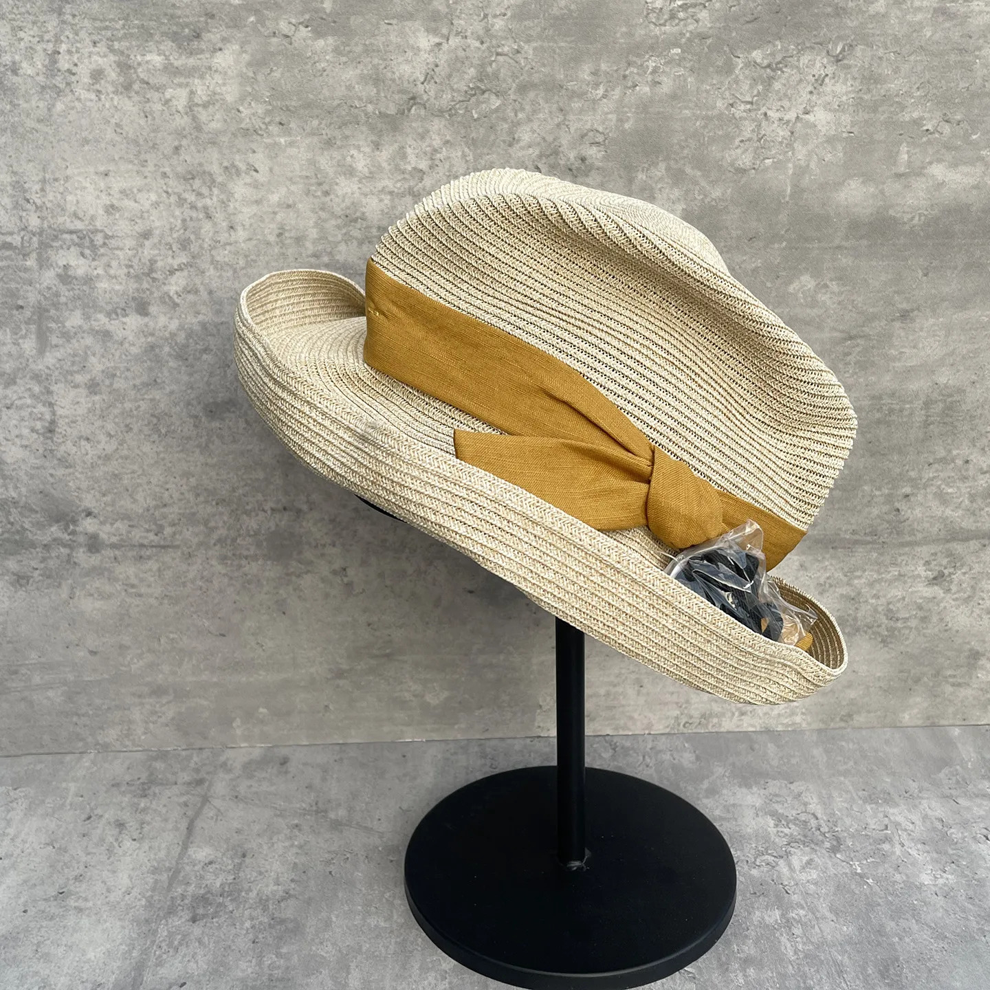 

Новая повседневная плиссированная соломенная шляпа для женщин с загнутыми краями и бантом, прохладная и дышащая пляжная шляпа-панама