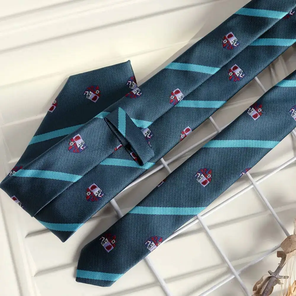 Krawat w paski z logo JK, styl uniwersytecki, brytyjski, ręcznie wiązany, pasujący do koszuli studenckiej na ukończenie szkoły