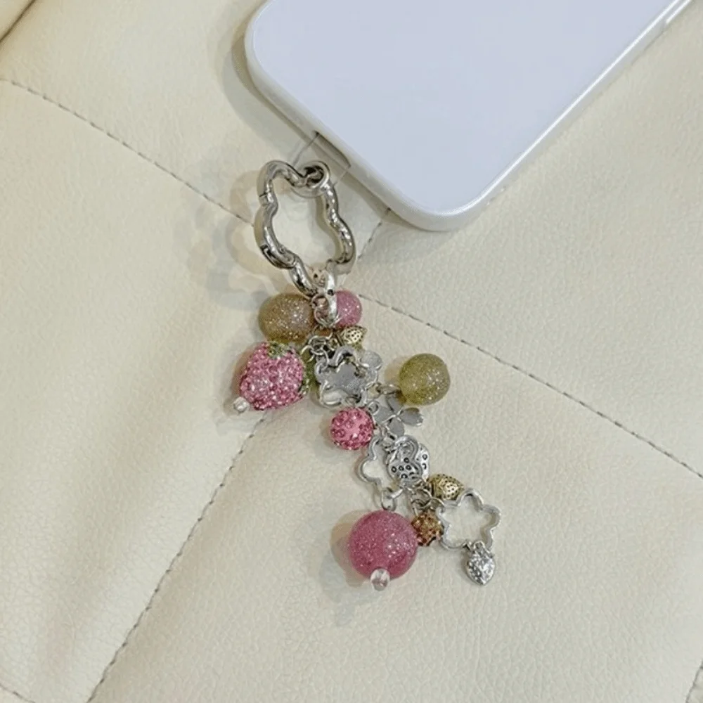 Süßer Legierungs-Erdbeer-Schlüsselanhänger Funkelnder Perlen-Handyanhänger Rosa Blumen-Hardware-Taschenanhänger für Damen – Detail 8