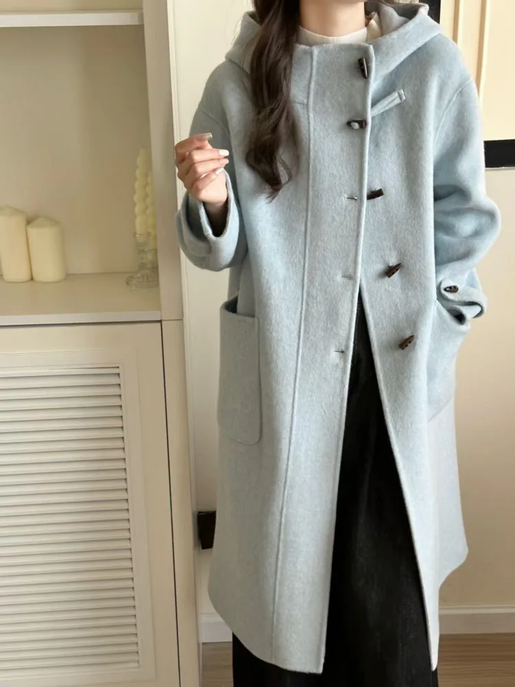 معطف نسائي كاجوال من ZMEENNA باللون الأزرق الفاتح مع قلنسوة من مزيج الصوف مع جيوب وإغلاق بزر تبديل وتفاصيل الكفة ZM3713