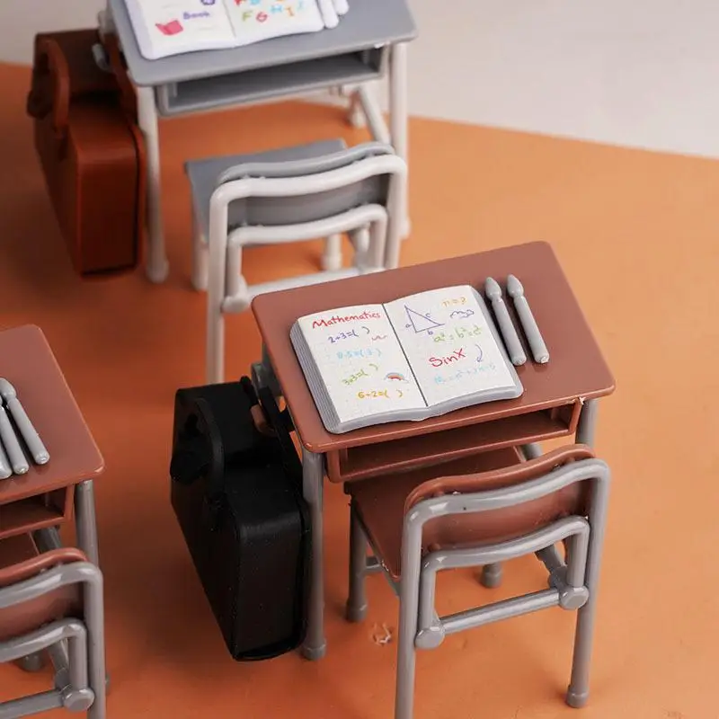 مجموعة مصغرة من طاولة مدرسية وسبورة وكرسي وحقيبة مدرسية لتزيين أثاث غرفة مدرسة الدمى، إكسسوارات لغرفة مدرسة الدمى