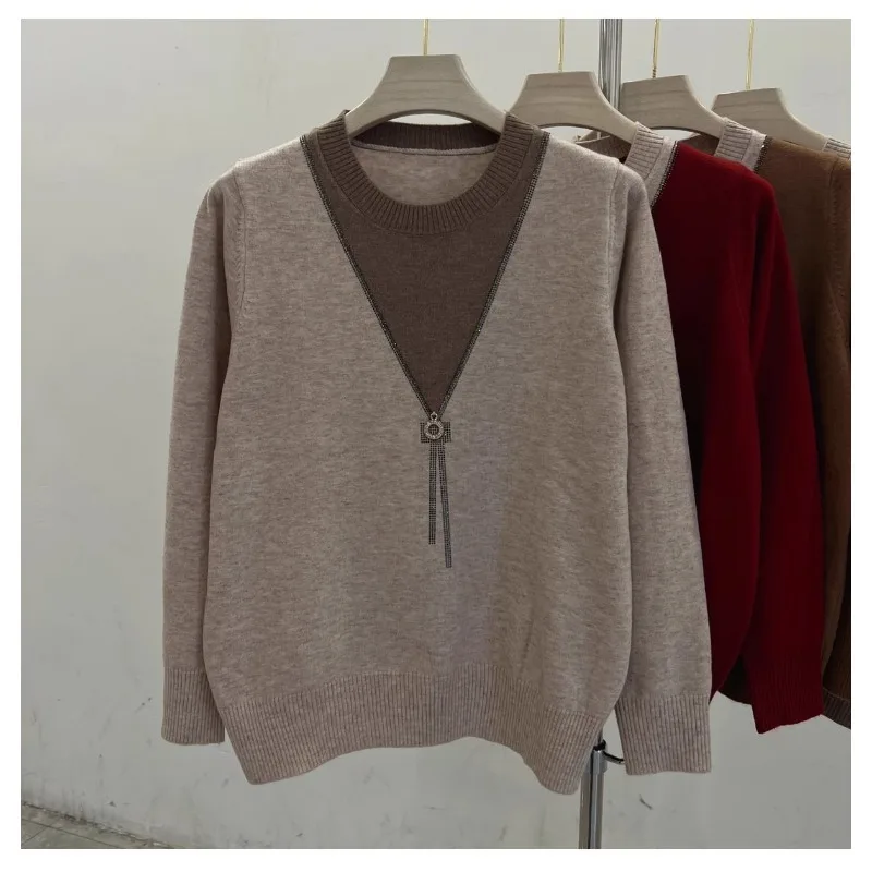 Damska moda, dzianinowa bluzka z okrągłym dekoltem, imitacja dwuczęściowego kompletu, jesienne sweterki odmładzające.