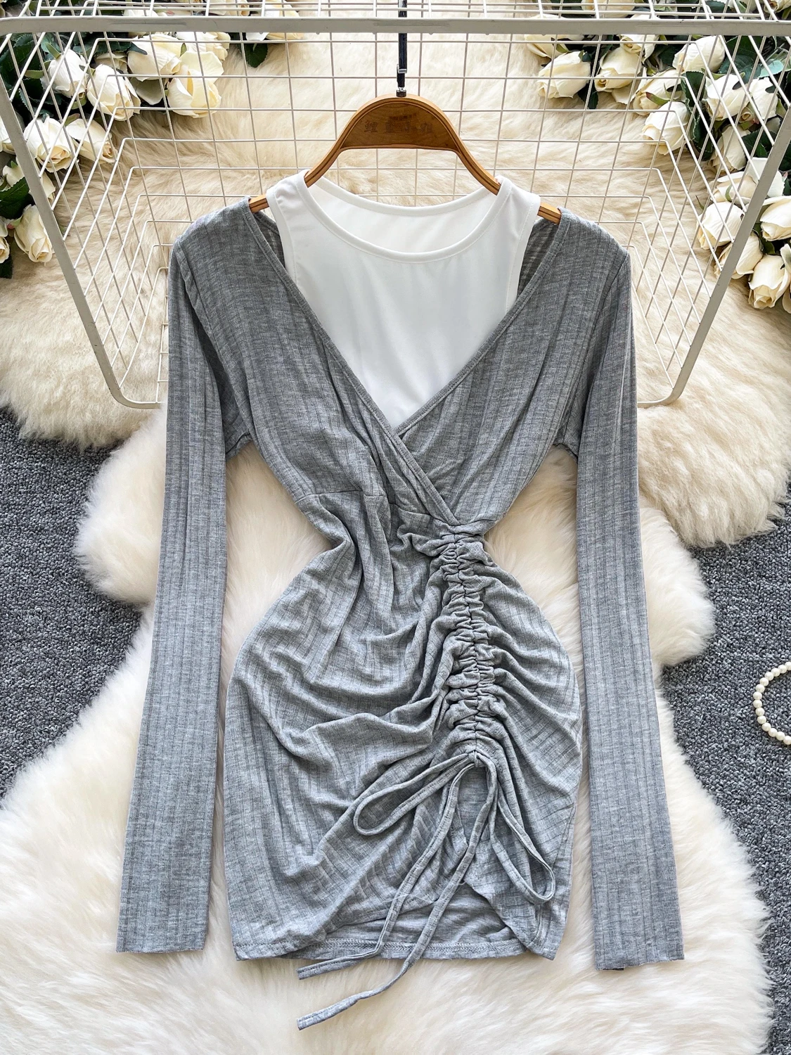 فستان نسائي قصير بني داكن Bodycon عتيق برباط ورقبة دائرية وأكمام طويلة فستان حفلات مرقع Y2k قطعة واحدة فساتين خريف 2025