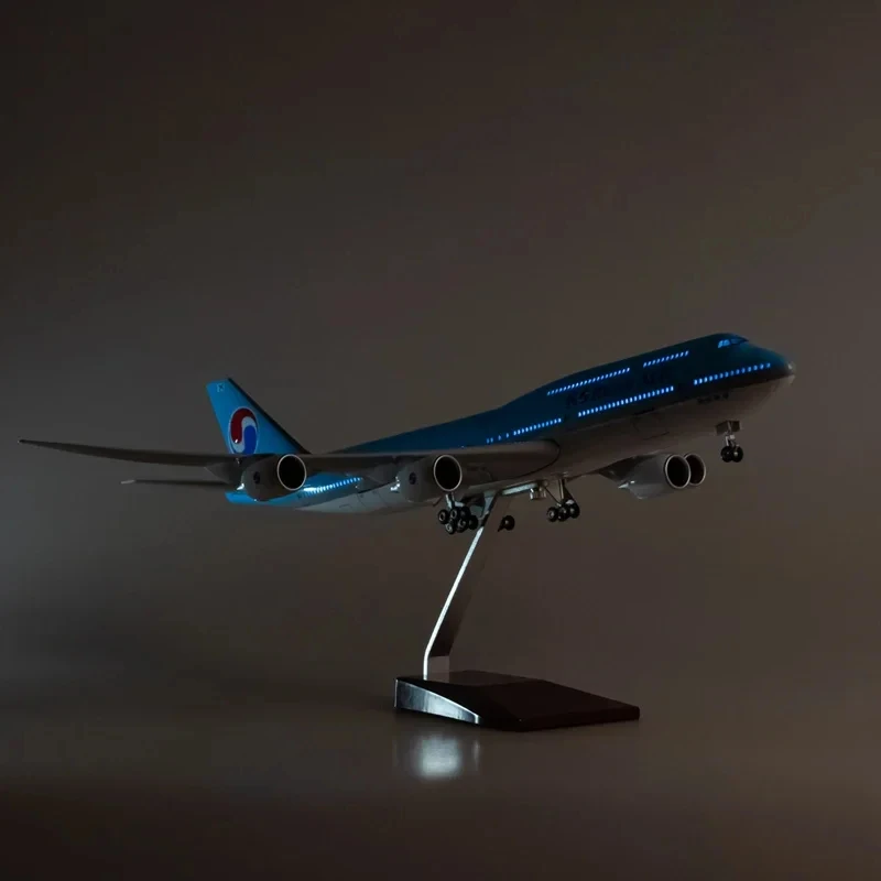 New 1/160 Airplane Korean Air 747 B747-8 Airline Civil Airliner Model LED Light Landing Gear 47CM Plane Model Gifts Display