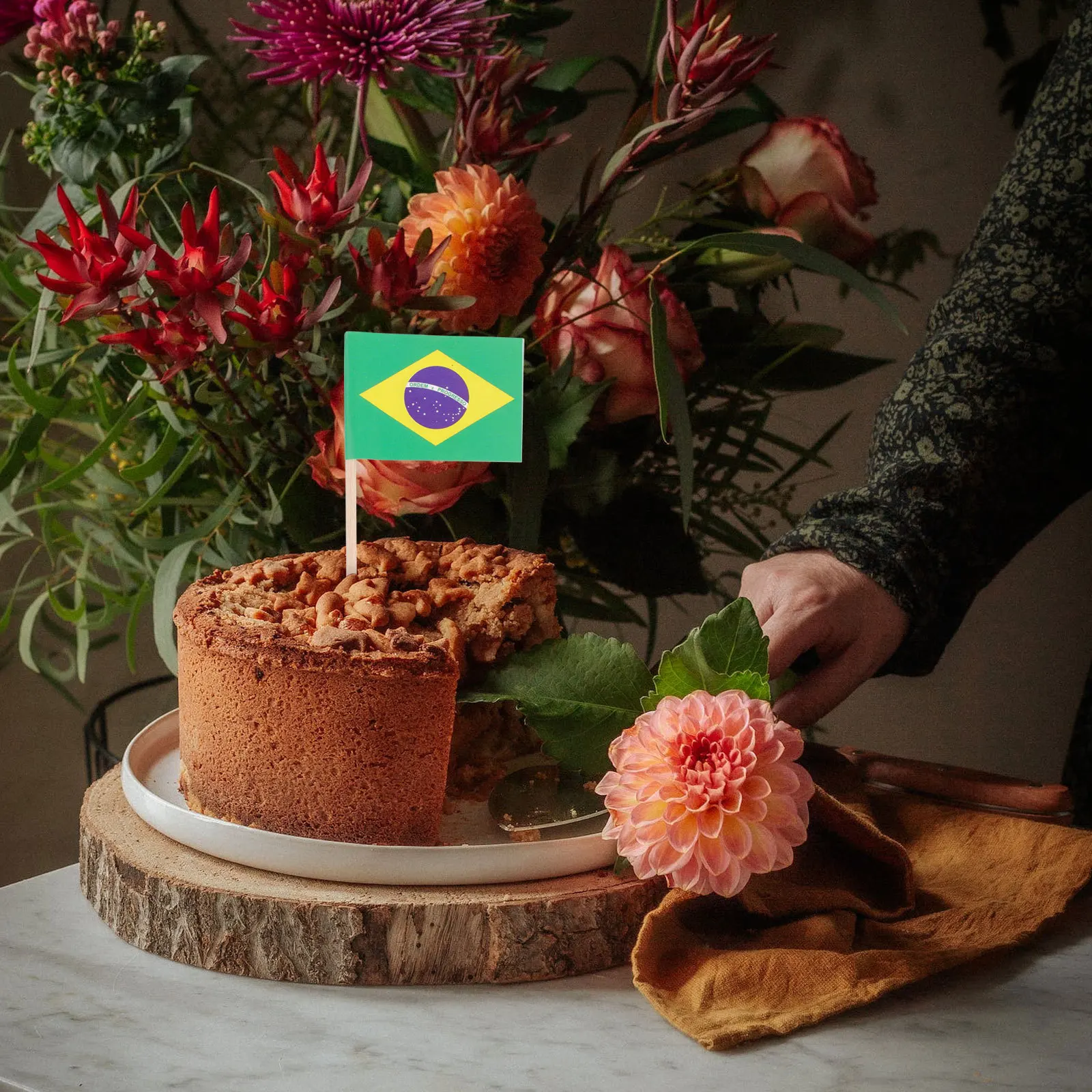 

100pcs Hand Waving Flags Cake Toppers Party Decorations National Shape Toothpicks Wooden Fruit Picks Birthday Theme