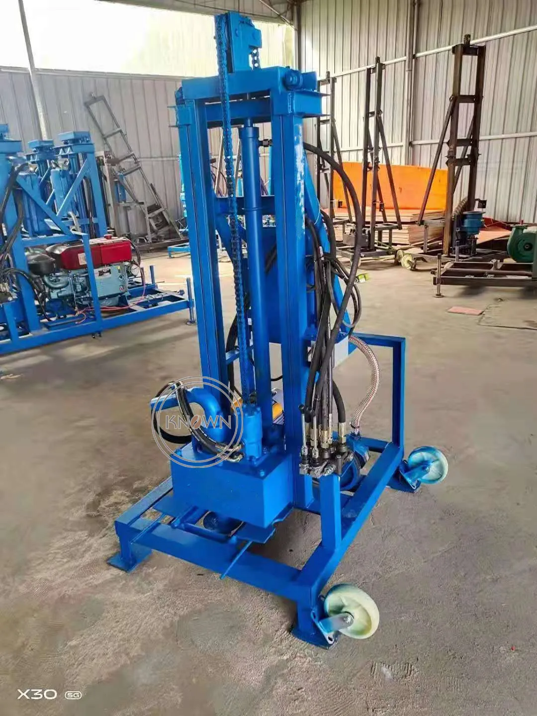 Nuova impiantatrice idraulica elettrica per pozzi d'acqua da 4KW Mini impianto di perforazione idraulico portatile per acque profonde con punta da trapano