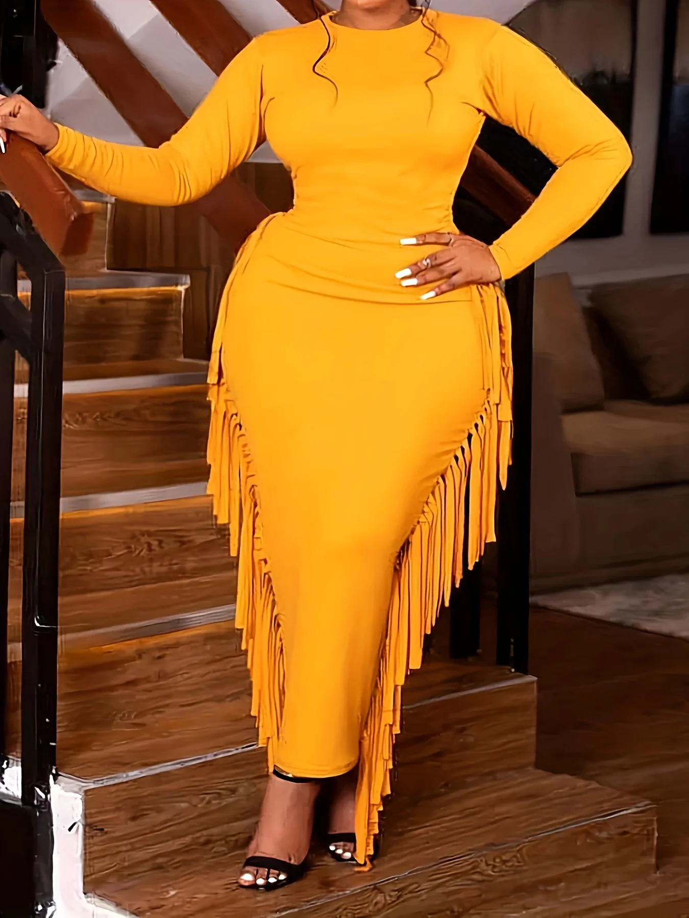 أصفر ساطع، ملفت للنظر، يصبح على الفور إلى نقطة بؤرية للحشد بأكمام طويلة، مقاس نحيف، يعانق الجسم، يظهر بالكامل