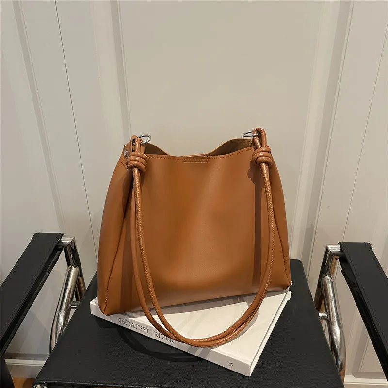 

2025 new autumn and winter personalized and fashionable large capacity tote bag for women's shoulder cross body bag