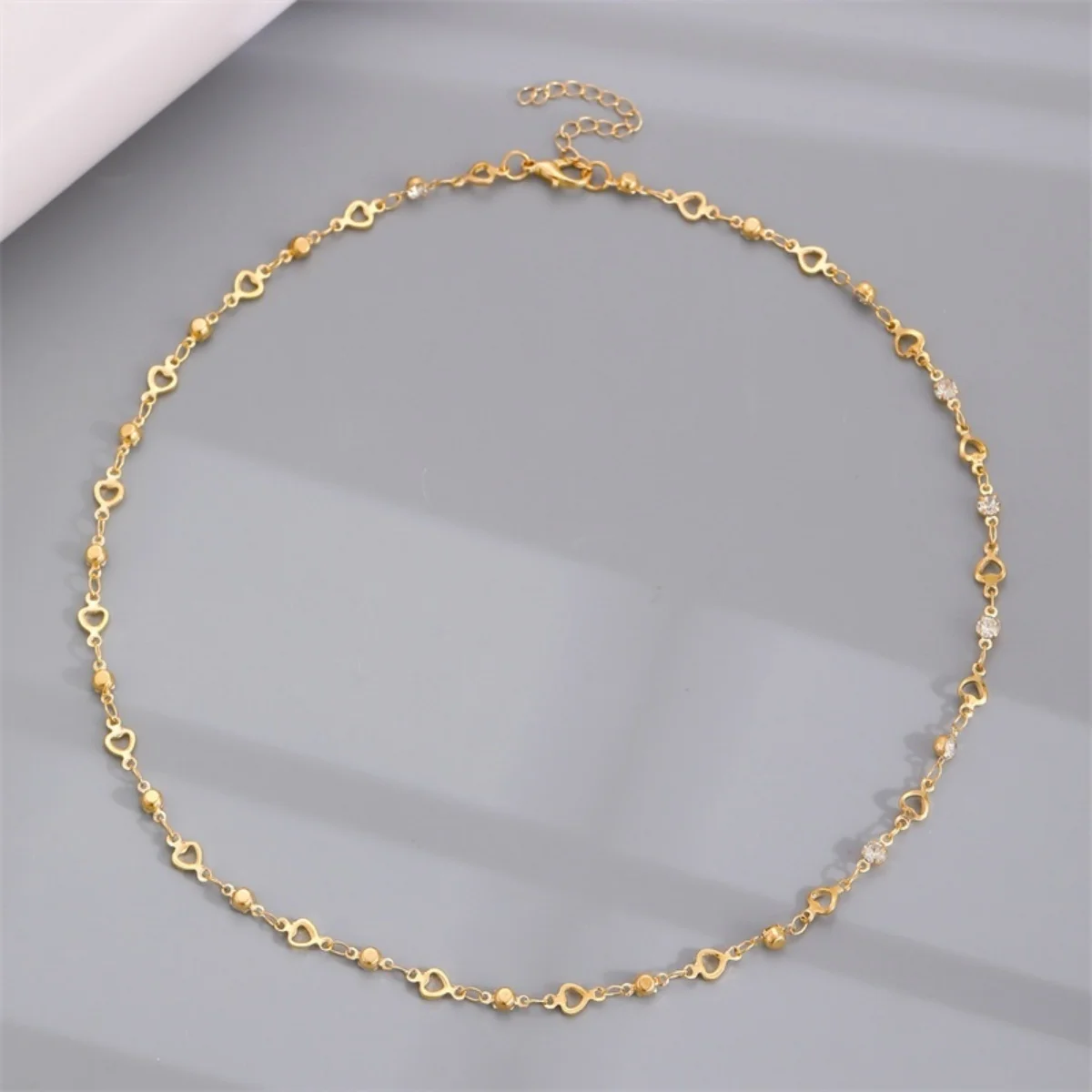 Elegante Französische Halskette mit Hohlem Herz, Runden Strasssteinen und Y-förmiger Quaste für Damen, Modische Geometrische Dünne Kette, Choker-Schmuck – Detail 23