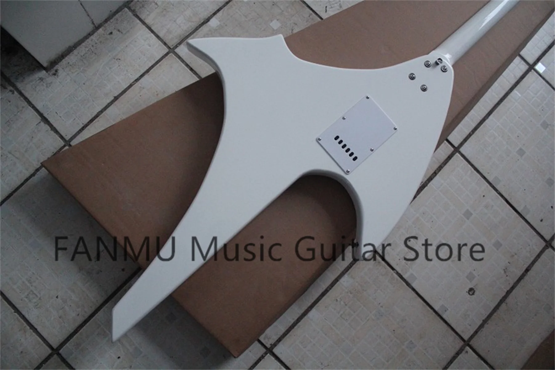 Shaped guitar, irregular large guitar, white body, white neck, rosewood fingerboard, single swing bridge, white pickup board