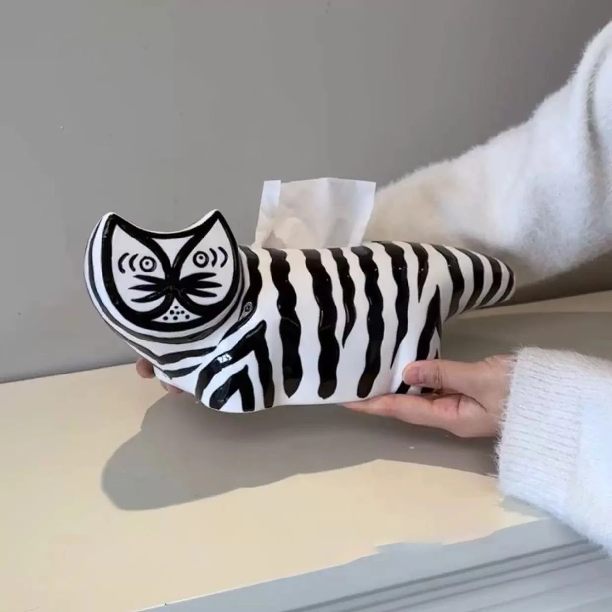 

Strange Black White Striped Cat Shaped Tissue Box Coffee Table Resin Tissue Box Bedside Table Tissue Box Home Decoration Gifts