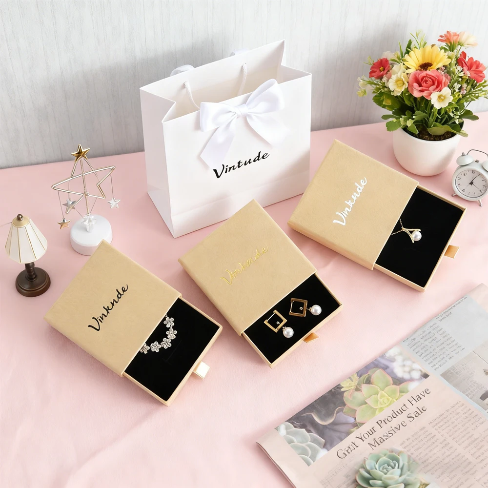 

24 упаковки, персонализированный логотип, бумажное картонное ожерелье, серьги, браслет, ящик, упаковочная коробка для ювелирных изделий с губкой, органайзер для путешествий