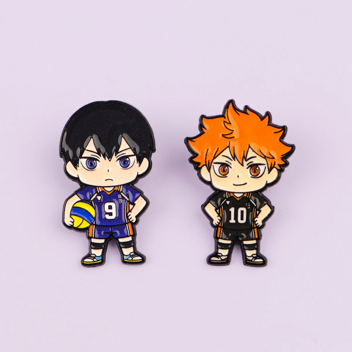 2 Stück Niedliche Volleyball-Jungen Emaille-Pins Cartoon-Anime-Broschen für Mäntel Damen-Broschen Modische Anstecknadeln Schmuck Geschenk für Freunde