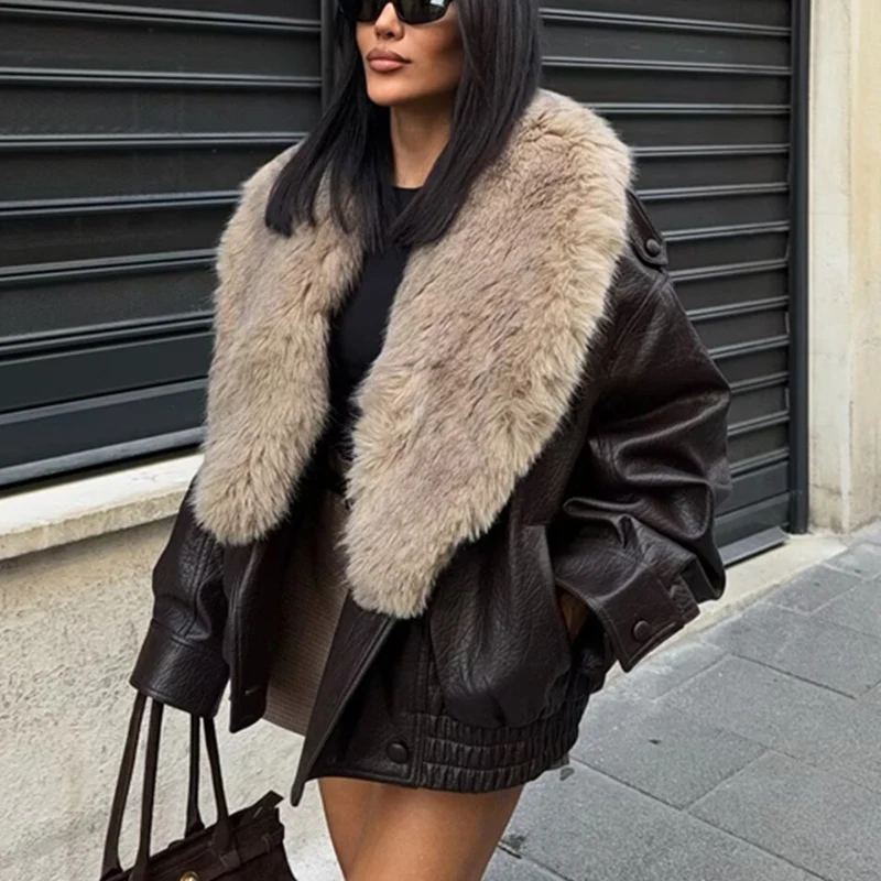 Chaqueta de mujer 2025, nueva moda de invierno, chaqueta de piel sintética de guijarro marrón, abrigo con cuello de piel desmontable con personalidad estilo motocicleta