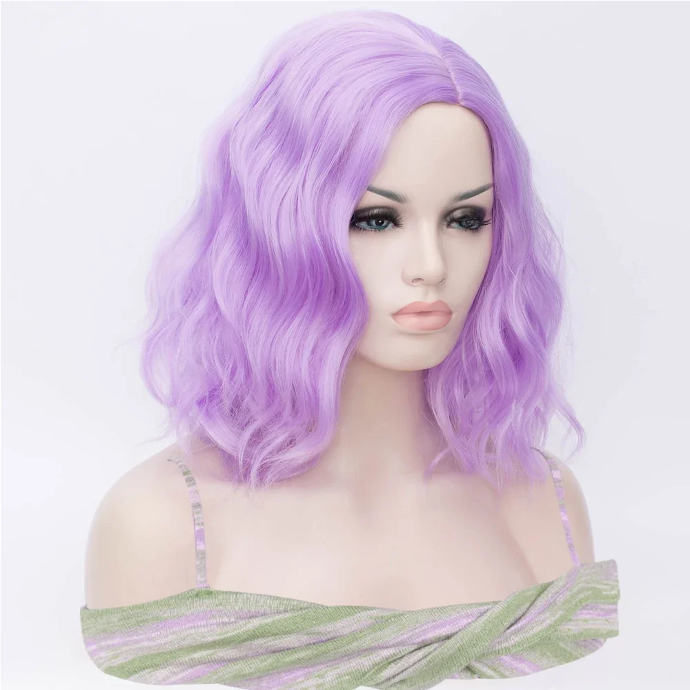المرأة الاصطناعية قصيرة مجعد الضوء الأرجواني شعر مستعار مع الانفجارات الجانبية لوليتا حفلة تأثيري هالوين شعر مستعار مقاومة للحرارة