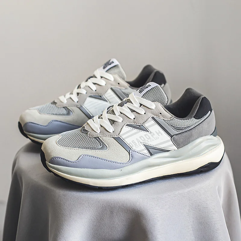 جديد الأكثر مبيعا المألوف عارضة الاحذية متعددة الوظائف حذاء مسطح القاع مريح الرياضة حذاء رياضة الرجال شخصية