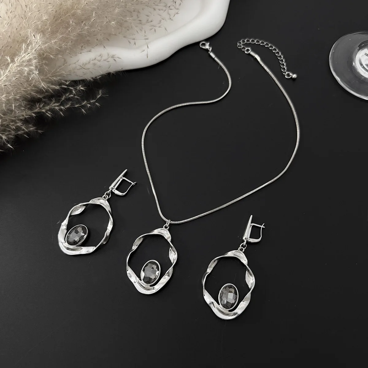 Fashionable Geometric Acrylic Crystal Necklace Set Metal Wrinkle Hollow Pendant Jewelry Accessories Gift