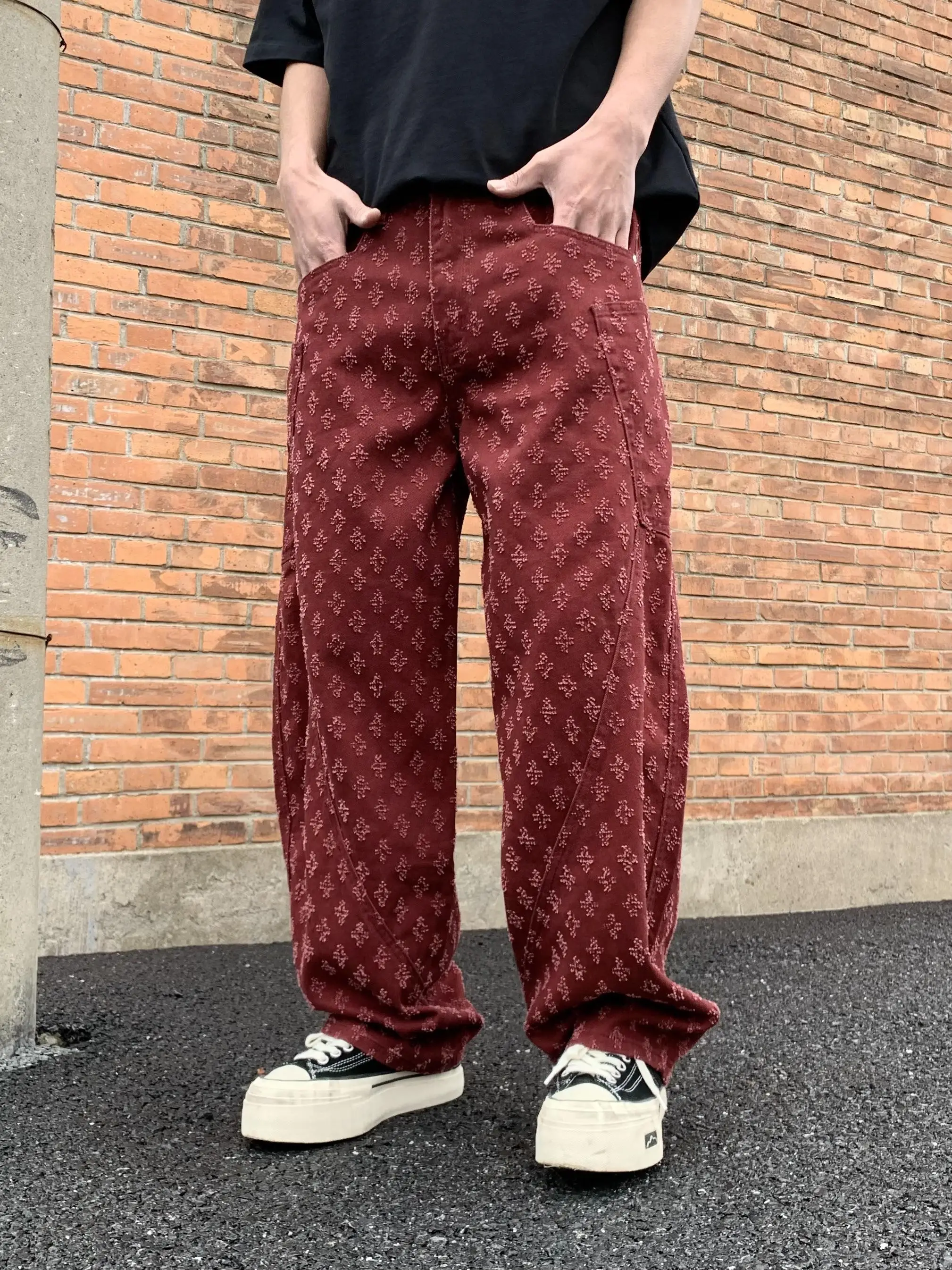 

Мужские джинсовые джинсы в американском стиле в стиле ретро, красные, с цветочной вышивкой, широкие штанины, прямой крой, рваные, модные, повседневные, из смеси хлопка