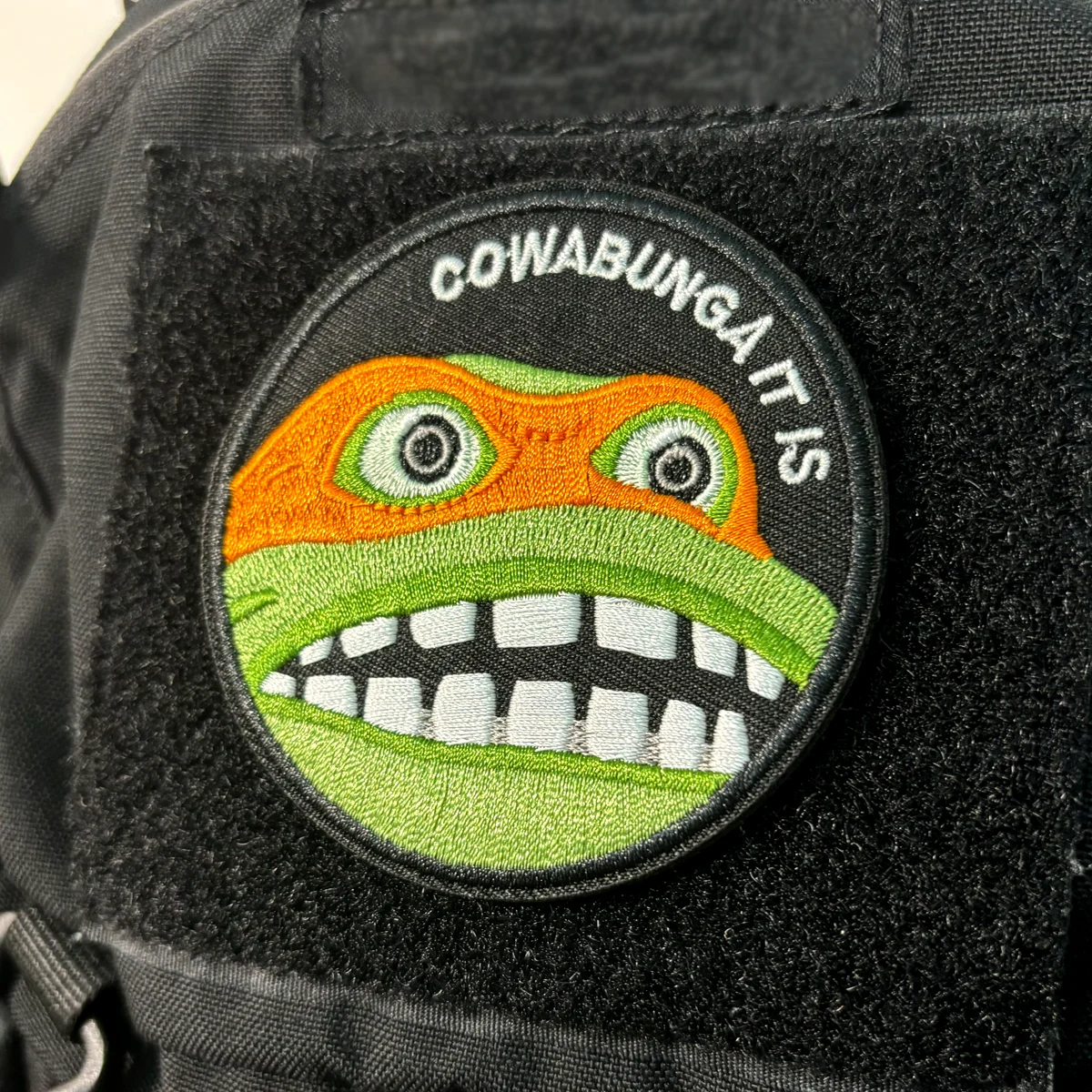 Cowabunga It Is – Lustiger, bestickter Moral-Aufnäher mit Klettverschluss für Rucksäcke, Uniformen, Jacken und Hüte – Detail 4