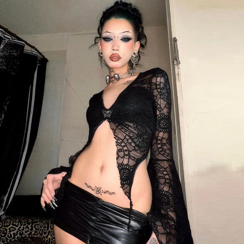 

Эстетическая готическая женская сексуальная кружевная футболка с расклешенными рукавами и v-образным вырезом Y2K Эстетическая элегантная блузка с вырезами Slim Fit Топы Уличная одежда