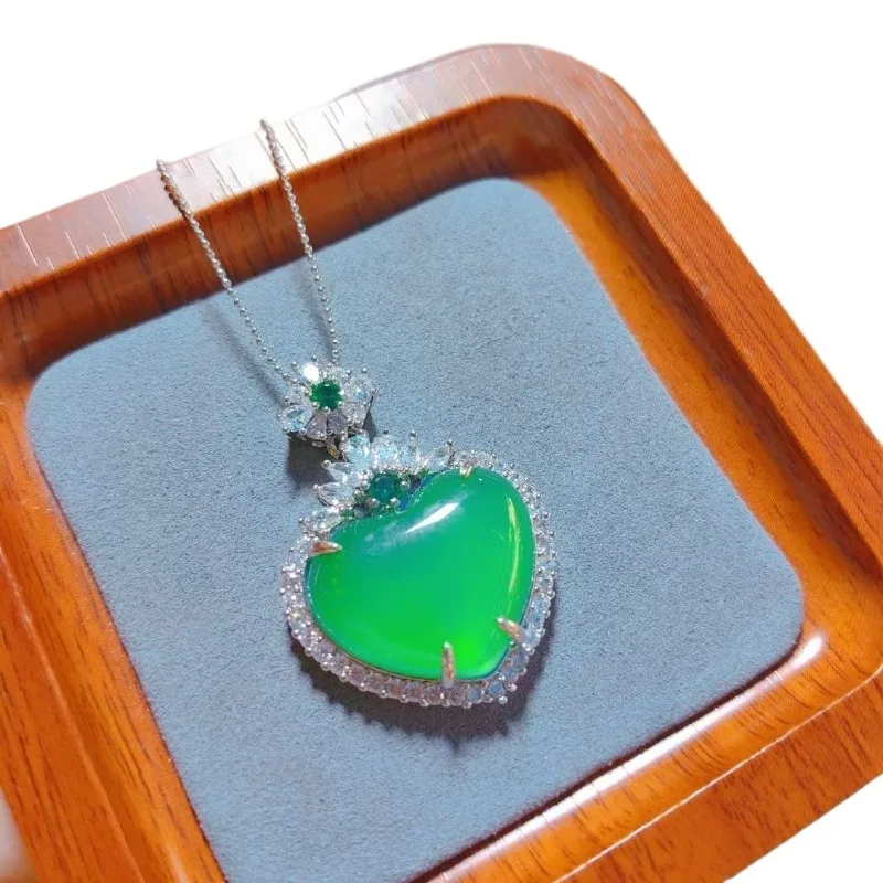 

Natural agate necklace, ice green chalcedony love pendant, heart-shaped jadeite high ice emperor green necklace.