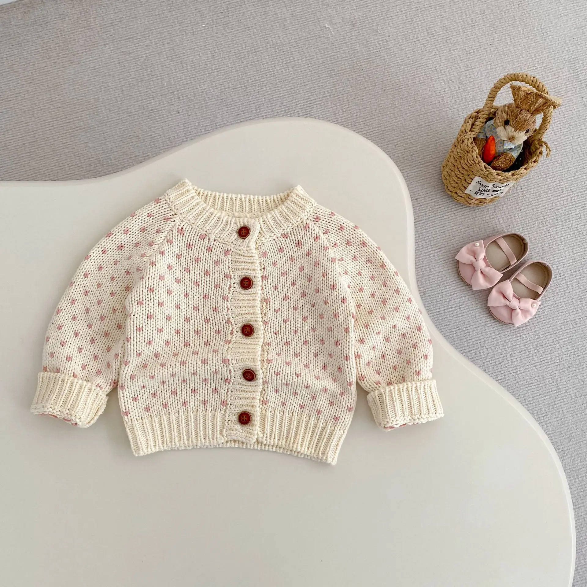 

Осенний новый стильный вязаный жакет для девочек с милым и красивым жаккардовым узором в виде сердечек.