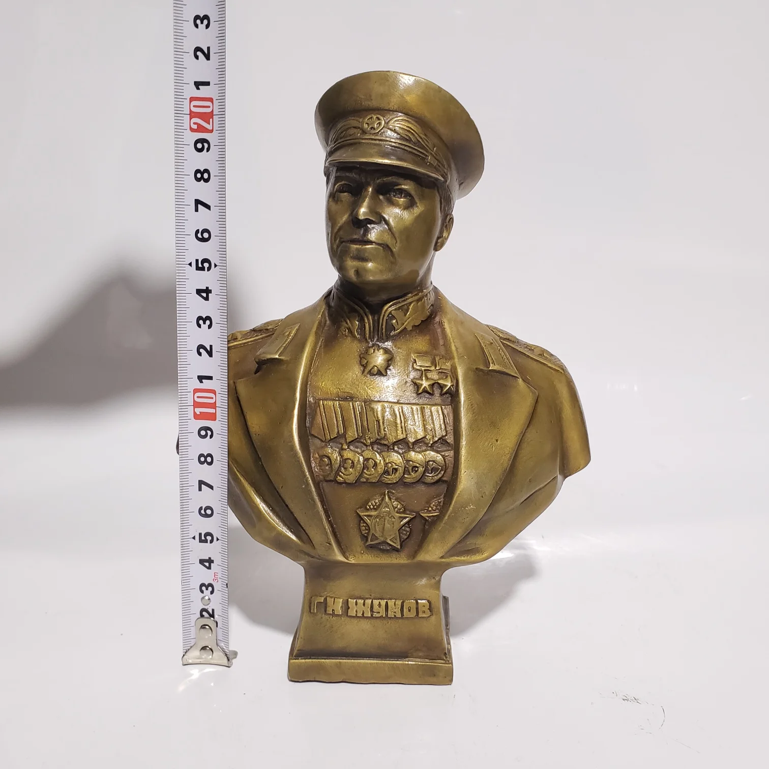 

Латунная статуэтка с портретом Константиновича Жукова