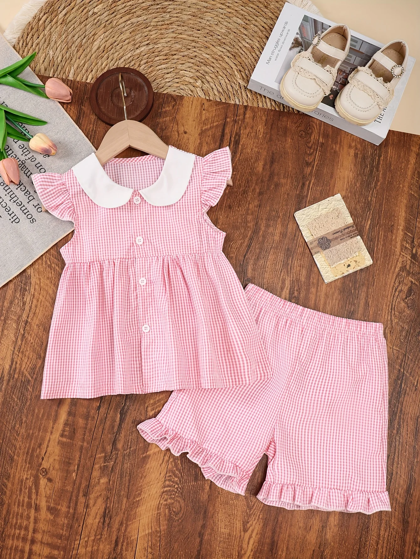 

Summer Girls' Pink Checkered Sweet Style Set With White Baby Collar Small Flying Sleeve Top And Casual Shorts Two-Piece Set