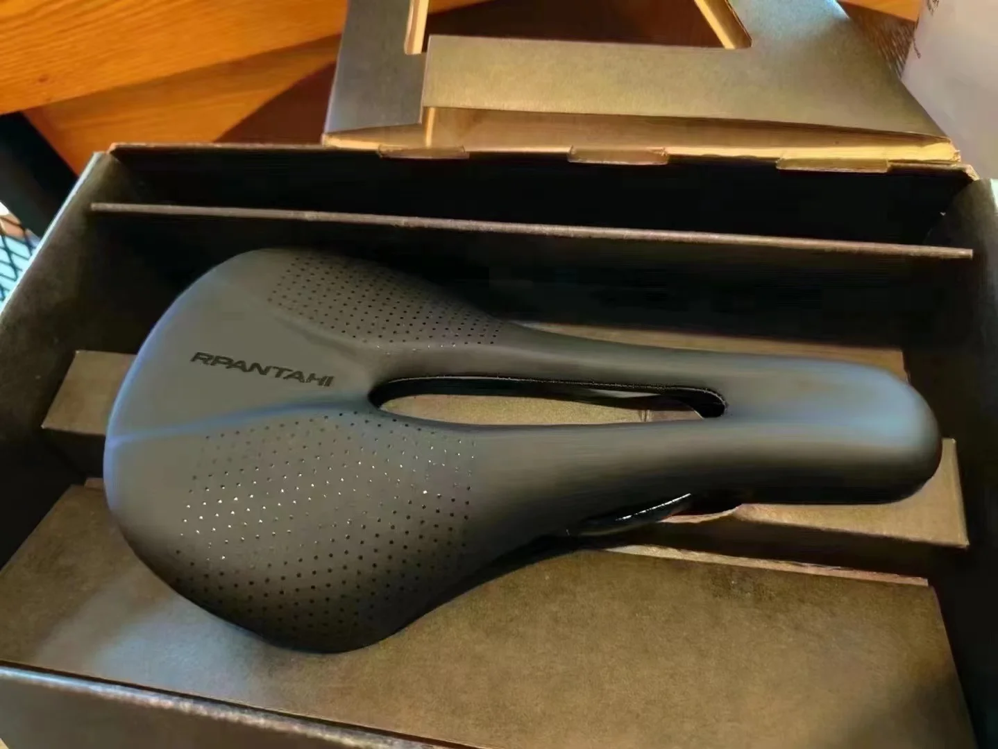 

Rpantahi Pantahi New carbon fibre hollow saddle road bike saddle saddle ultra light 117g bike seat