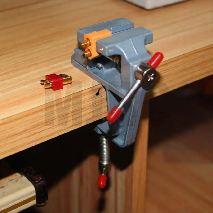 Mini morsa da banco Morsetto regolabile in miniatura in alluminio da 3,5" multifunzionale come un morsa da banco piatta bloccata su un tavolo