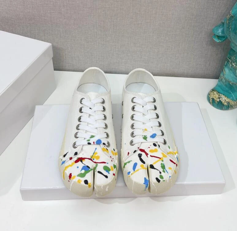 Canvas Split Toe Ladies Leisure Shoes Lace Up Flat Black White Leather Spring Summer Sapaots Designer Graffiti Sneakers