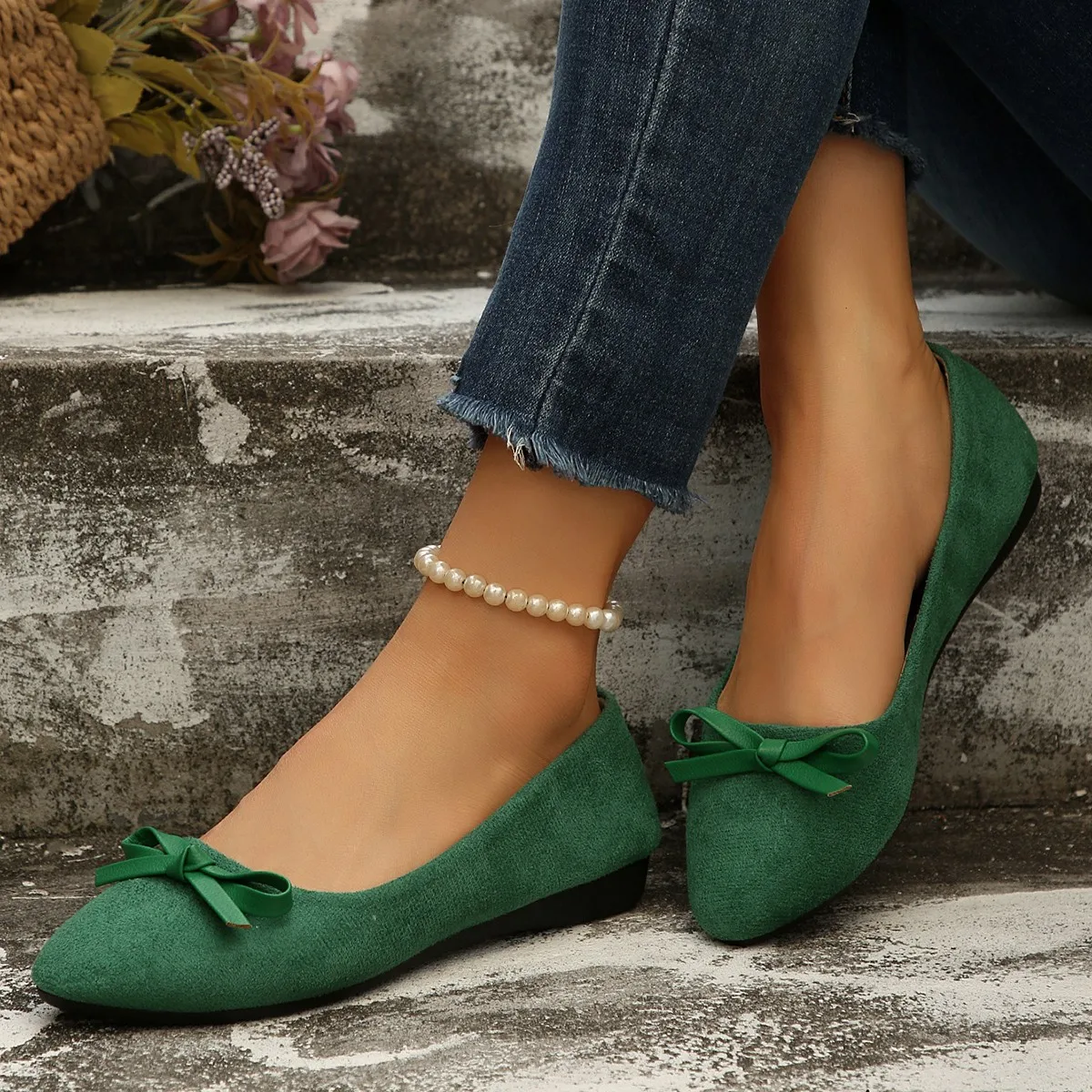 Lightweight women's shoes, green, elegant low-heeled flats with a versatile bow